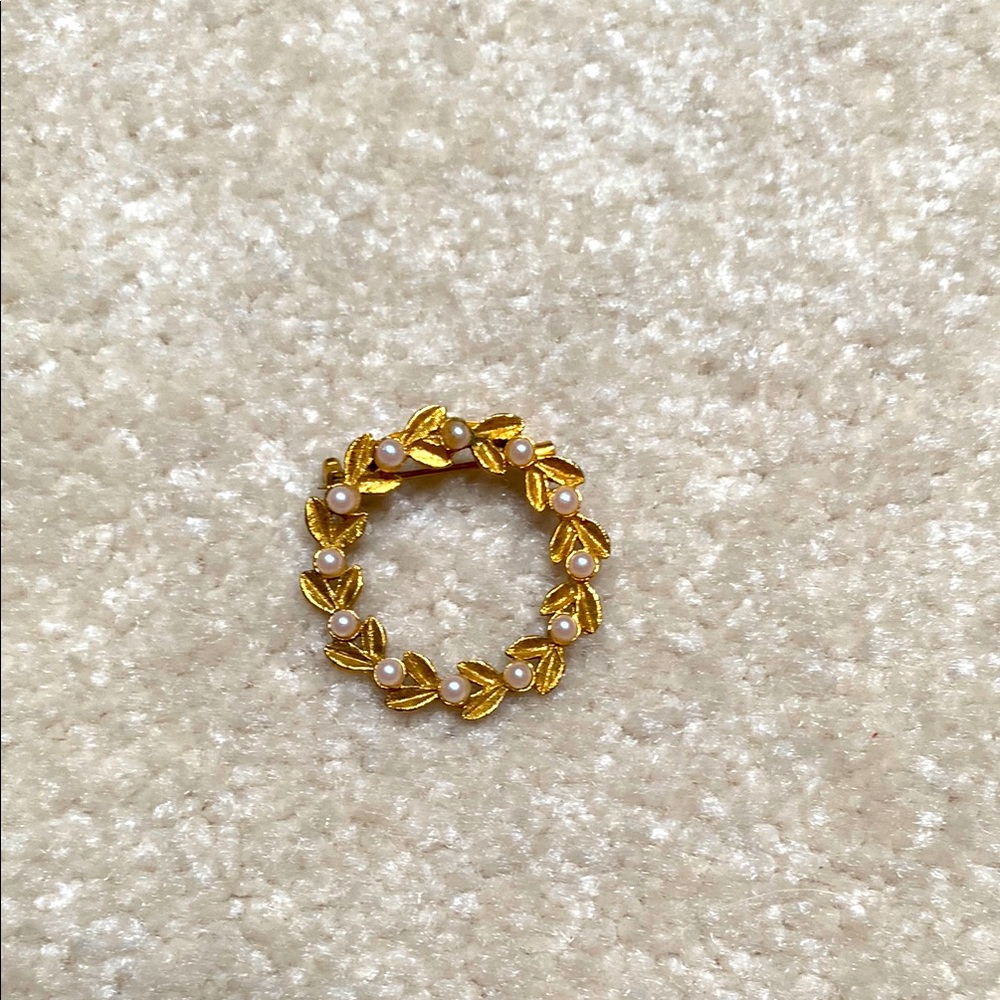 Elegant Gold and Pearl Wreath Brooch